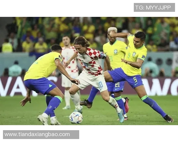 足球明星乘大巴时播放精彩视频引发球迷热议与欢呼 足球明星乘大巴时播放精彩视频引发球迷热议与欢呼