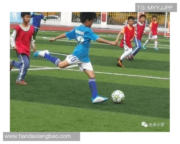 当空姐邂逅足球明星：一段跨越天空与绿茵的浪漫爱情故事